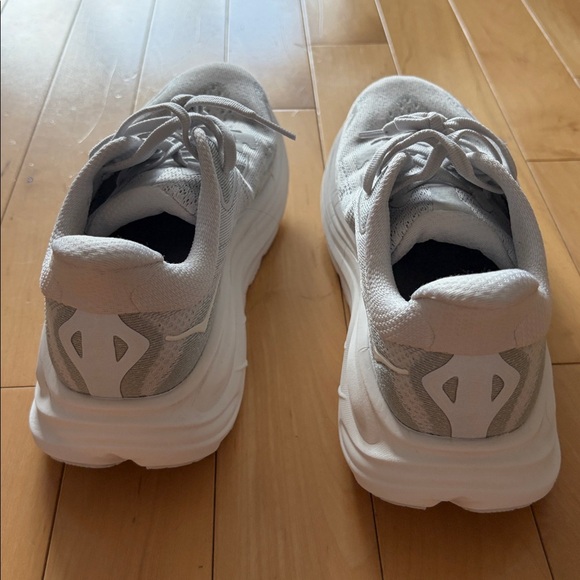 Hoka Clifton 10, Cosmic Grey / Stardust (light grey / silver), size 7.5 - Picture 4 of 16